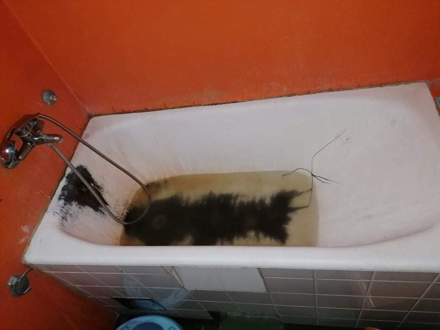 OVDJE BI TREBALO DA SE KUPAJU BOLESNA DJECA?! Objavljene jezive fotografije kupatila na odjeljenju dječije pulomogije UKC RS! (FOTO)
