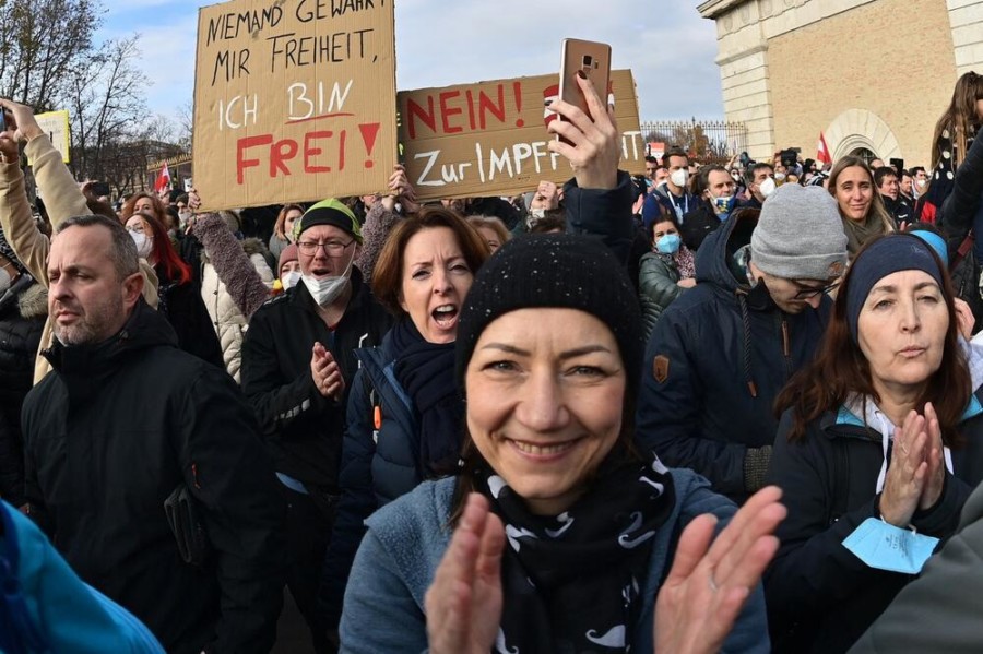 BEČ "GORI", 40.000 LJUDI IZAŠLO NA ULICE! Neće zaključavanje i obavezne vakcinacije