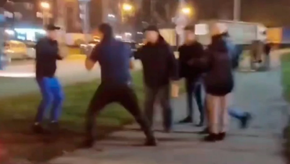 IŽIVLJAVALI SE NAD ČOVJEKOM, NJEGOV SIN SVE GLEDAO: Snimak brutalnog napada izazvao buru - narod bijesan (VIDEO)