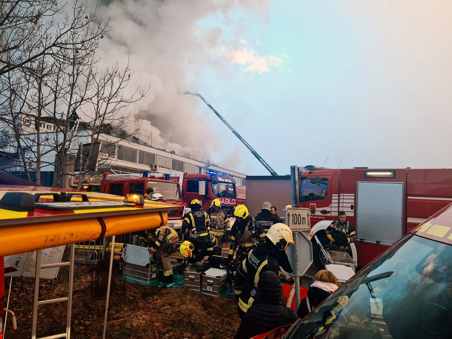DRAMA U LJUBLJANI: Gori skladište više firmi, požar gasi 150 vatrogasaca (FOTO)
