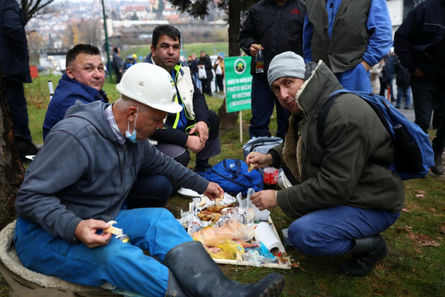 POGLEDAJTE NAJUPEČATLJIVIJE fotografije sa današnjih protesta rudara!