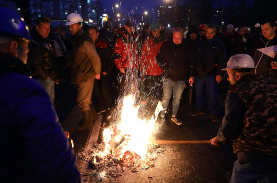 BESANA NOĆ ZA RUDARE: Griju se uz vatru, građani im donose hranu a evo koju muzičku grupu su pozvali sutra da pjeva na protestima!