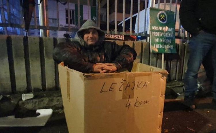 U NAJTEŽIM TRENUCIMA ZBIJAJU ŠALE NA SVOJ RAČUN: Rudar nasmijao sve svojim "izumom"!