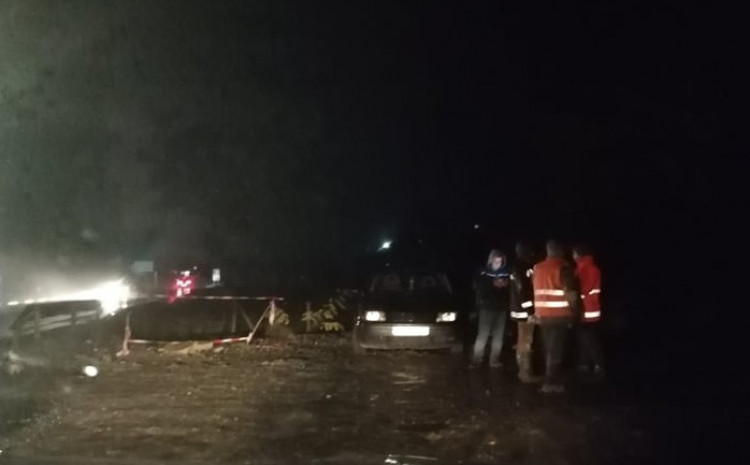 SCENE KOJE STEŽU SRCE: Radnici iz Turske pretražuju obalu Bosne, traže svoje kolege!