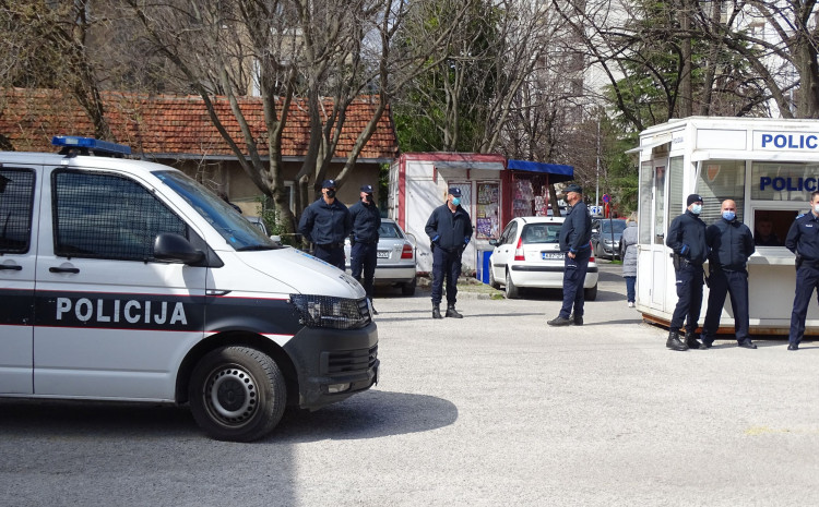MOSTARAC TOZA PONOVO PUCAO IZ SVOG STANA: Prijetio policajcima da će ih ubiti!