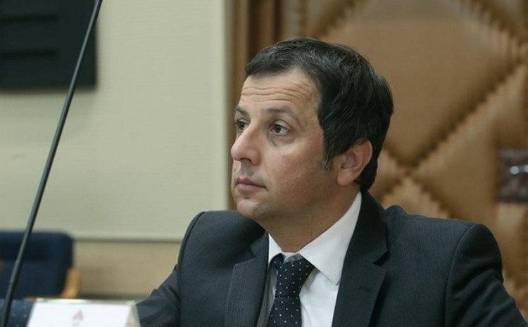 OVO JOŠ NISTE VIDJELI! Poznati političar SKOČIO SA BINE: Vukanović se latio mikrofona, pa se FIZIČKI OBRAČUNAO sa Grujićem