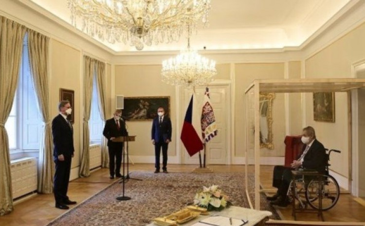 ZARAŽENI ČEŠKI PREDSJEDNIK IZ STAKLENE KUTIJE imenovao premijera! Da li je ovo NOVO normalno?