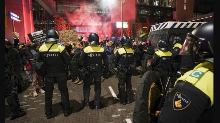 NEREDI U HOLANDIJI, UVELI NOVE MJERE: Izbili sukobi demonstranata i policije