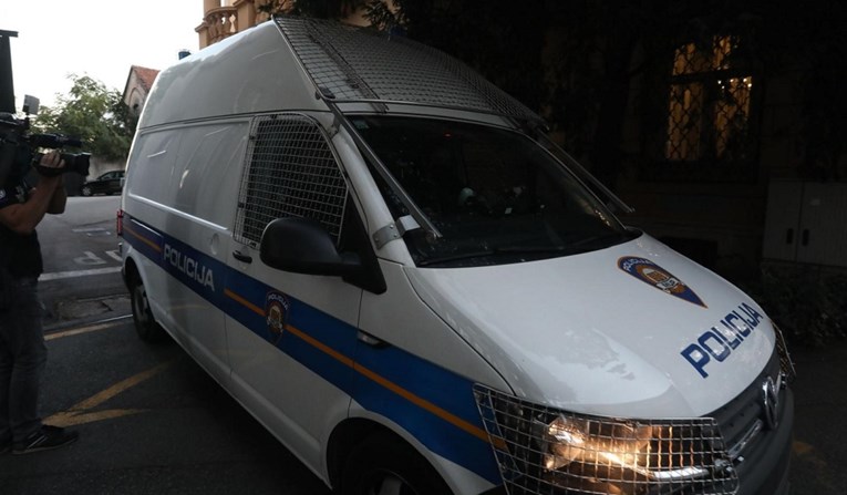VELIKA AKCIJA USKOK-A: Uhapsili 10 ljudi, među njima vinar i inspektori podmićeni vinom i lignjama!