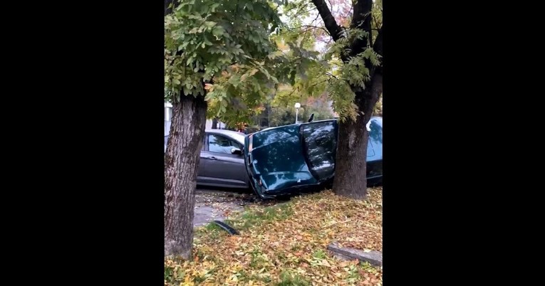 NESREĆA U SLAVONSKOM BRODU: Automobil sletio sa ceste i zabio se u vozilo na parkingu! (VIDEO)