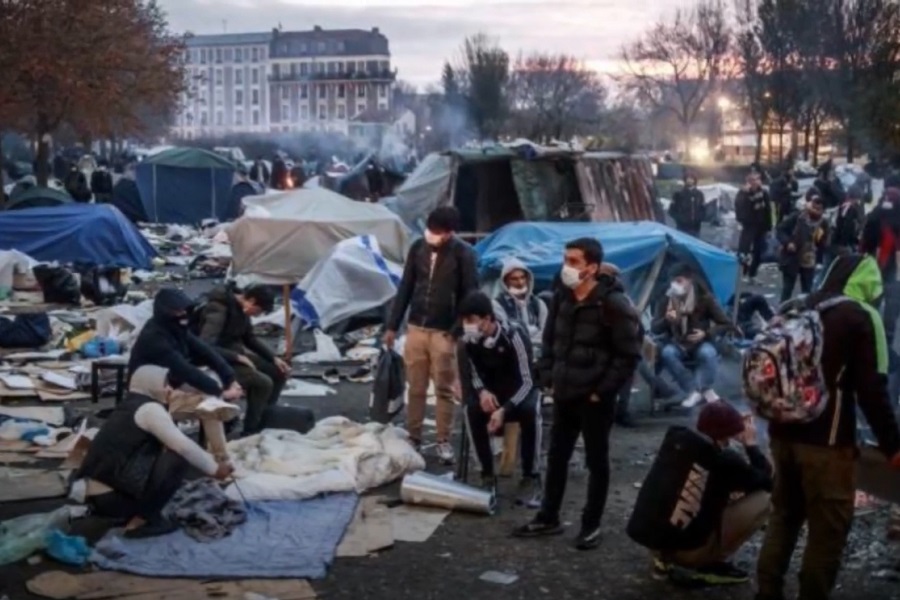POLICIJA IZBACUJE migrante iz kampa! (VIDEO)