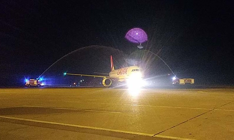 DOČEK VODENIM TOPOVIMA na banjalučkom aerodromu: Sletio prvi avion iz Beča FOTO/VIDEO