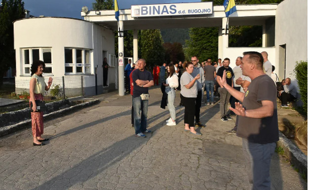 OGORČENI RADNICI ispred zgrade VLADE FEDERACIJE TRAŽE SVOJA PRAVA