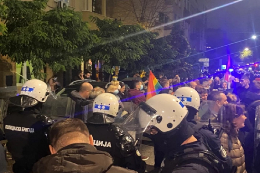 MURAL RATKA MLADIĆA čuvaju dva kordona policije! (FOTO/VIDEO)