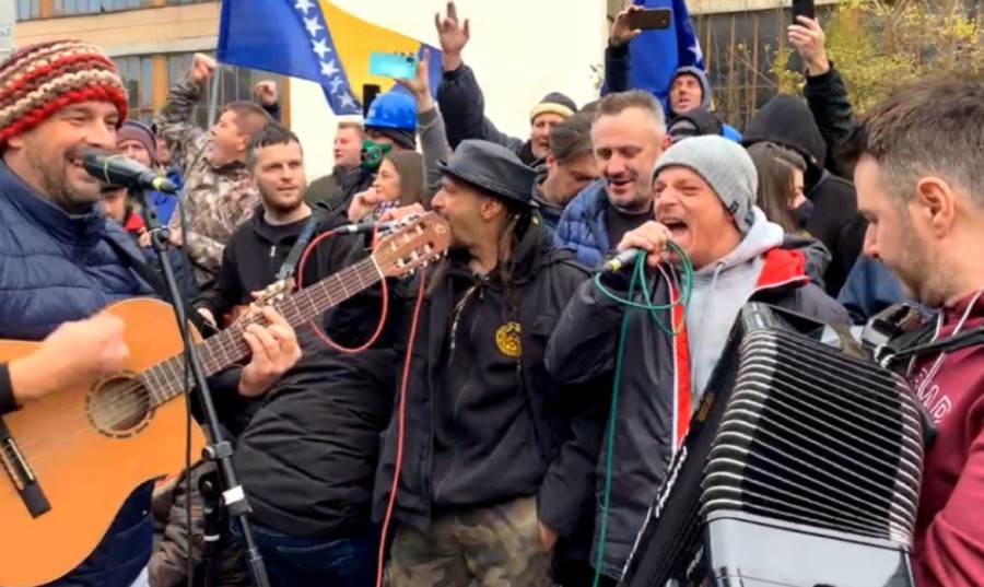 ORILO SE ISPRED VLADE FBIH: Dubioza kolektiv i rudari pjevaju "Fadile, j**i se, i ti i Vlada FBiH"!