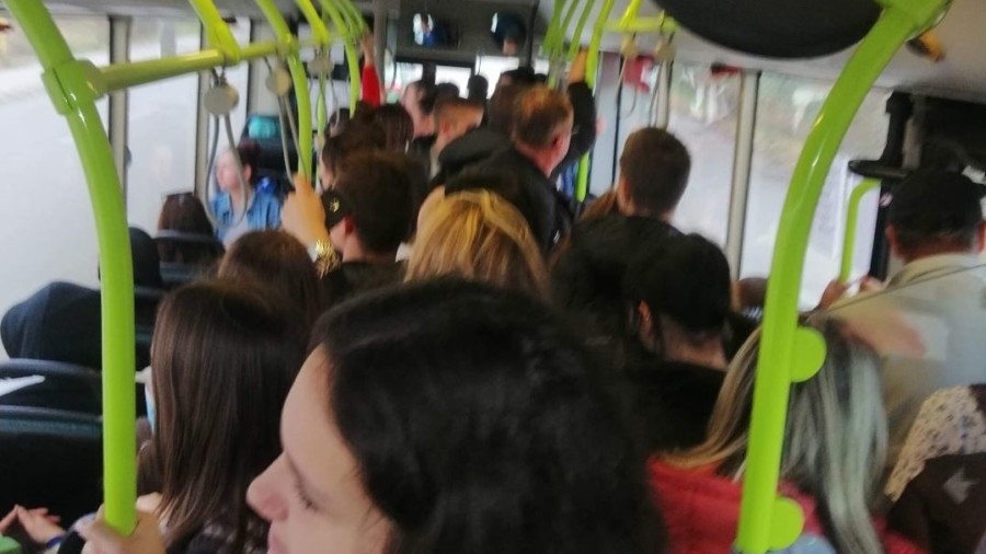 KATASTROFALNO STANJE U TUZLANSKIM AUTOBUSIMA: Mjesečne karte skoro 100KM A GURAJU LJUDE "KAO STOKU" (FOTO)