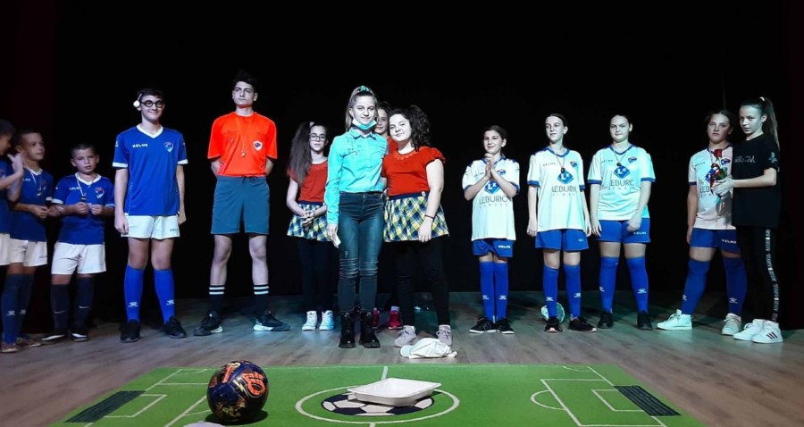 PREDSTAVA "I DEVOJČICE IGRAJU FUDBAL" premijerno odigrana u Prnjavoru
