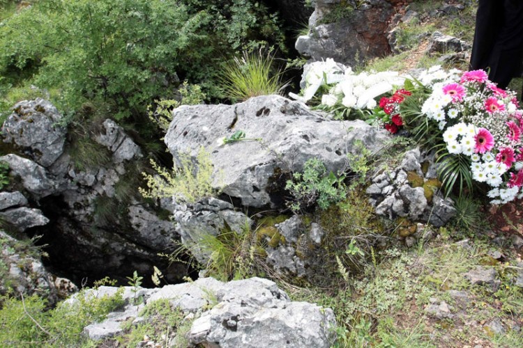 OTKRIVENA SPOMEN-PLOČA SRBIMA ubijenim na Kazanima