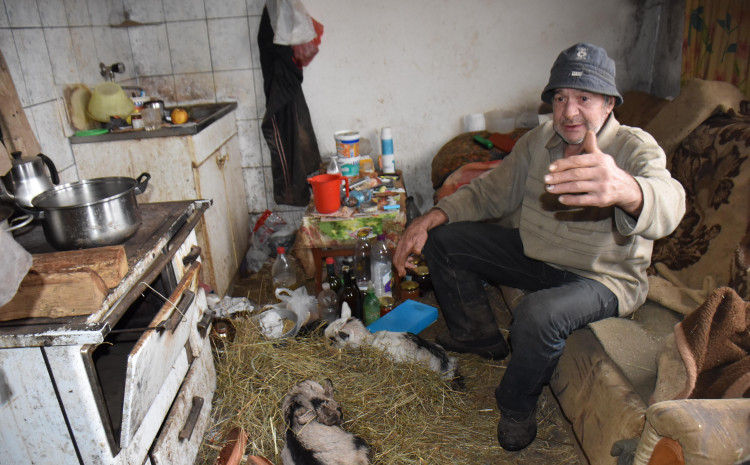 TEŠKA SUDBINA! KOZE DRŽI U KUĆI, NEMA KAKO NI VEŠ OPRATI: U selu pored Goražda "sam ko vuk..." (FOTO)