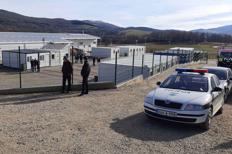 SVEČANO U LIPI: Migranti zimu konačno dočekuju u toplom