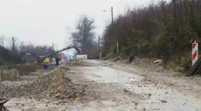 U BANJALUČKOM NASELJU MOTIKE klizište veliki problem, mještani ogorčeni (VIDEO)