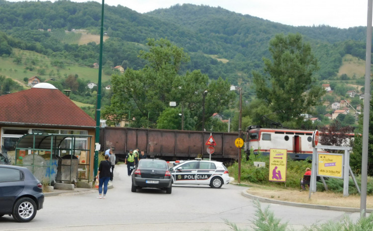 VOZ USMRTIO ŽENU Stravična nesreća kod Ilijaša