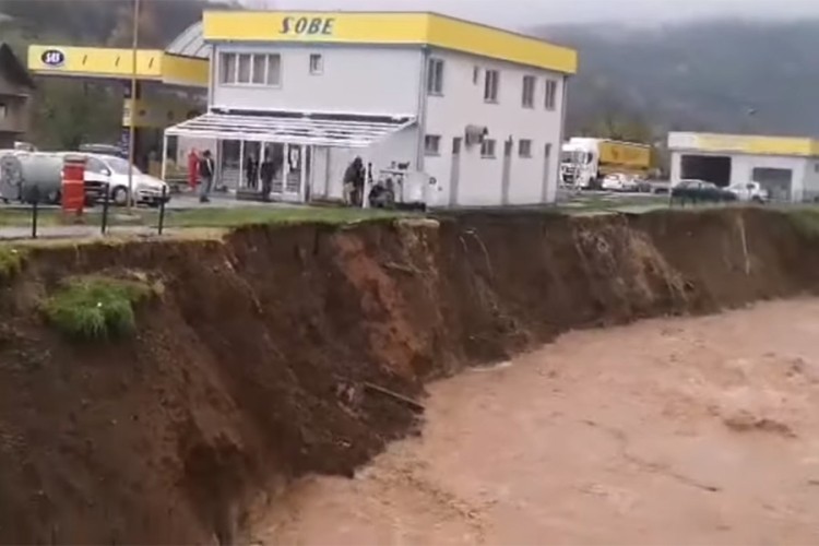 OBRUŠENA ZEMLJA GUTA SVE PRED SOBOM! Rijeka Željeznica prijeti DA SRAVNI HOTEL I PUMPU