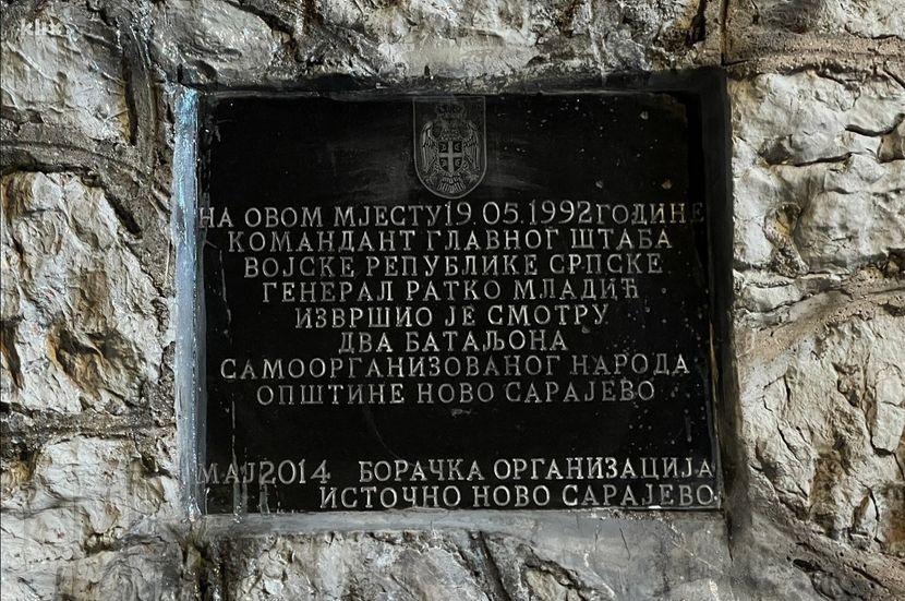 NAPADI NA MLADIĆA NE PRESTAJU! Ovaj put u BiH: Spomen-ploča na udaru vandala! (FOTO)