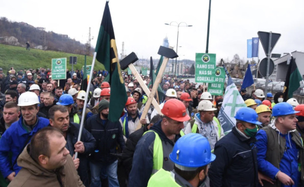 UDRI BRIGU NA VESELJE! Rudari opleli kolo ispred Vlade FBiH (VIDEO)