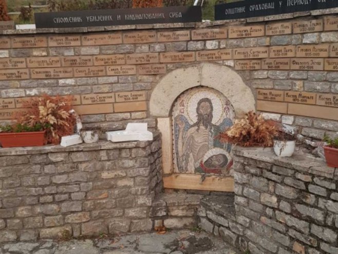 OPET PO SRPSKIM ŽRTVAMA! Oskrnavljen spomenik ubijenim i kidnapovanim Srbima u Velikoj Hoči