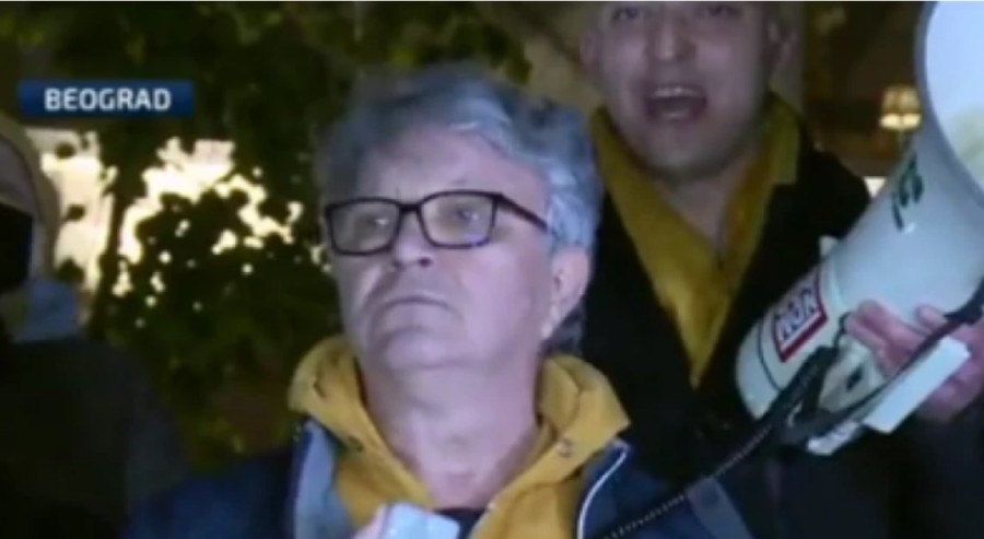 SKANDAL U CENTRU BEOGRADA! Rade Radovanović optužuje Srbiju za genocide u SREBRENICI, PRIJEDORU, SARAJEVU I MOSTARU! Strašna mržnja prema sopstvenom narodu! (VIDEO)
