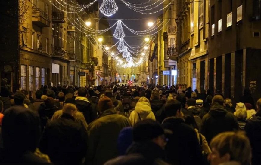HAOS U ZAGREBU! Hiljade demonstranata protiv KOVID POTVRDA probija se ka Markovom trgu!