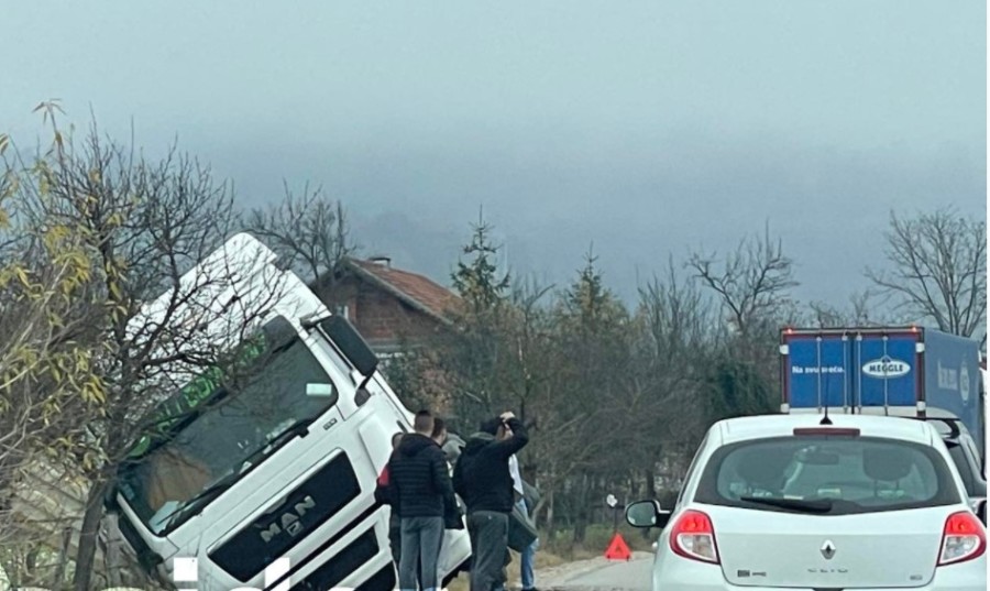PREVRNUO SE KAMION na obilaznici u Omarskoj