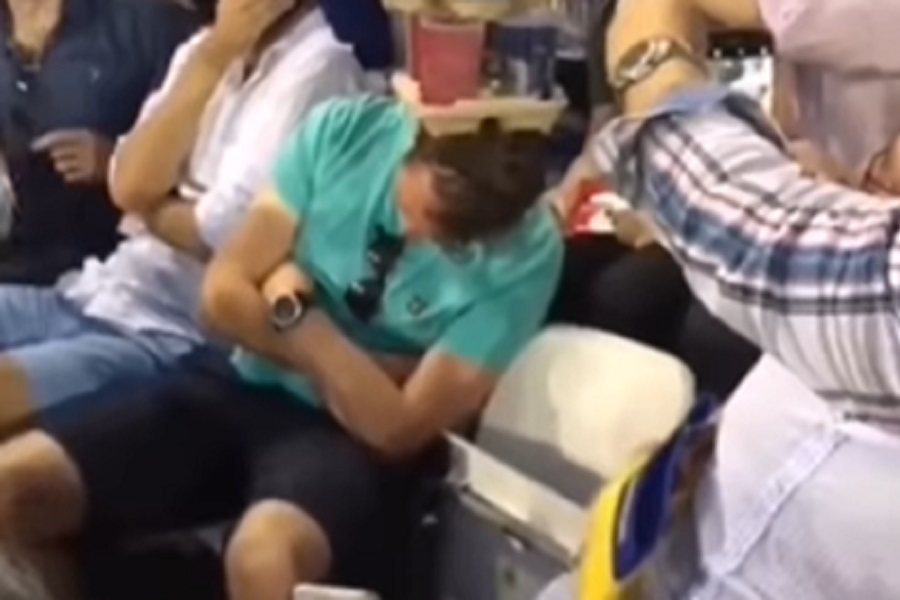 NAVIJAČI OD DOSADNOG MEČA napravili pravi spektakl na tribinama! (VIDEO)