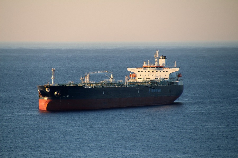NAPAD U CRVENOM MORU Pogođen tanker sa naftom
