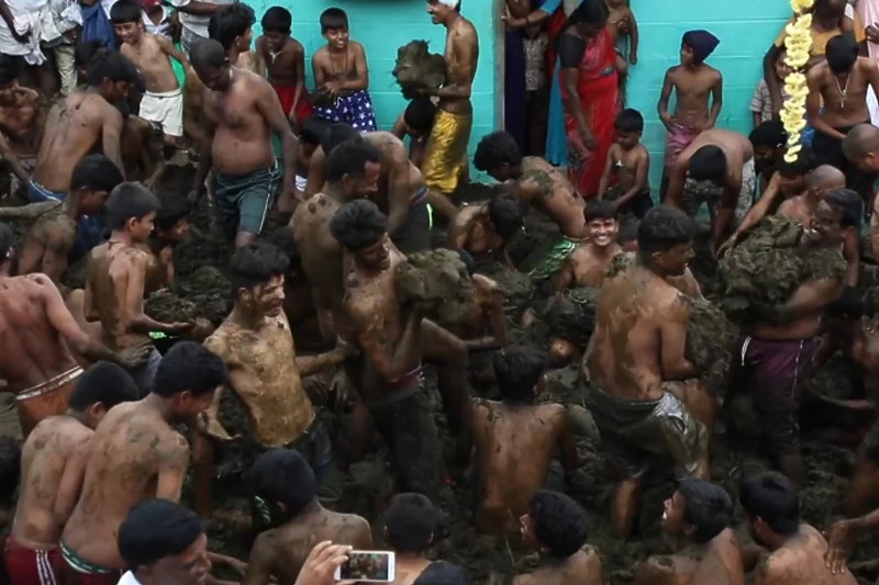 ČUDAN OBIČAJ! Mještani indijskog sela se gađaju kravljom balegom tokom festivala fekalija! (VIDEO)