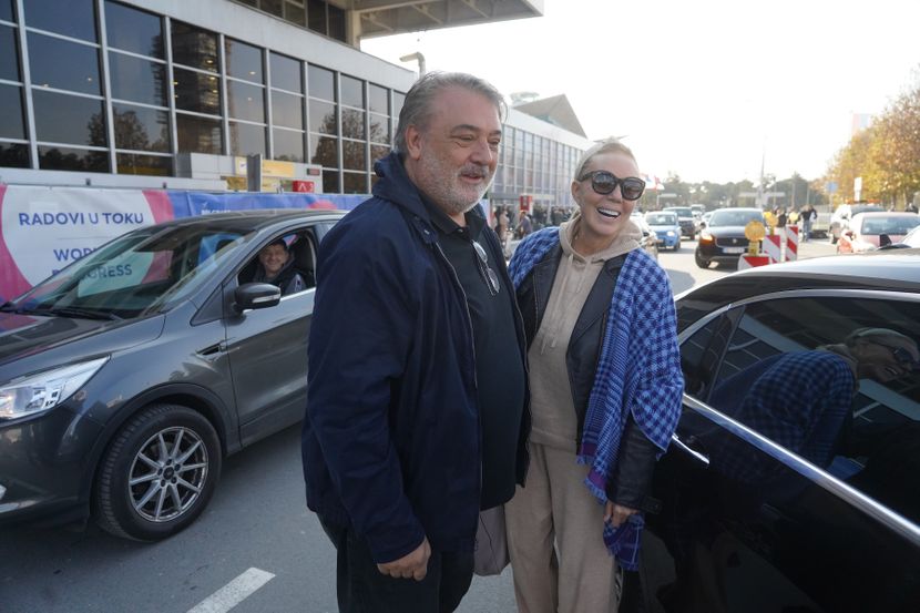 BRENA I BOBA DOŠLI IZ AMERIKE: Pjevačica bez šminke, ali stilizovana od glave do pete! (FOTO)