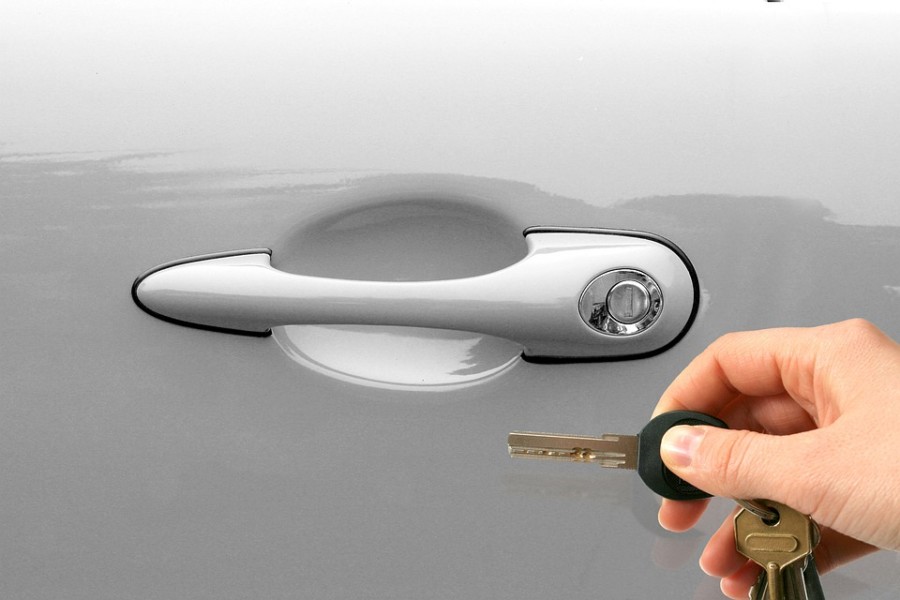 DOBRA TEHNIKA- ILI IPAK NIJE? Da li vrata na automobilu vozači otvaraju na pogrešan način?