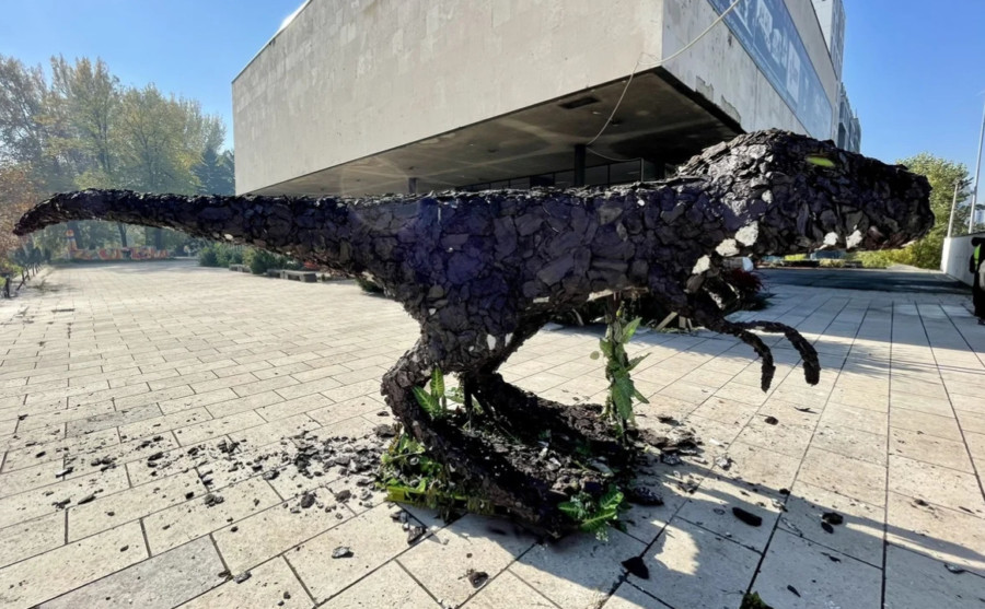 NEPOZNATE OSOBE OŠTETILE skulpturu dinosaura od ćumura u Sarajevu (FOTO)