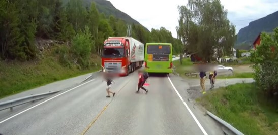 BRZOM REAKCIJOM VOZAČA spašeni dječiji životi! Klinci izašli iz autobusa i pretrčavali magistralu... (VIDEO)