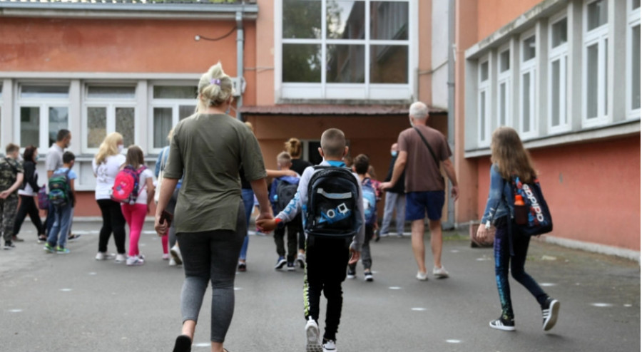 HOROR U BORAVKU ZA DJECU NA NOVOM BEOGRADU! Učiteljica izgurala djecu bez jakni na ulicu, jedno palo na mokar asfalt
