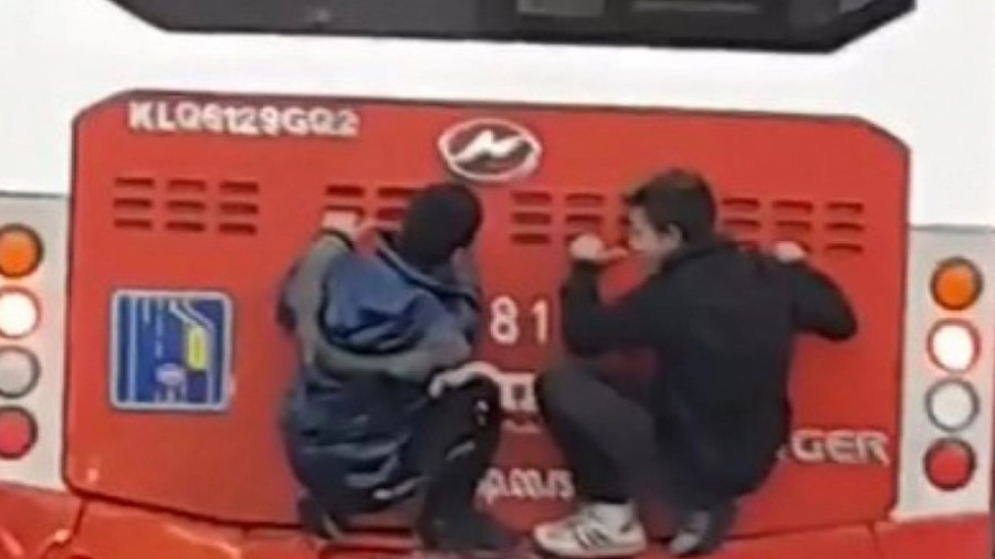 DJECA ŠOKIRALA SUGRAĐANE Umjesto u autobusu voze se na njemu (VIDEO)