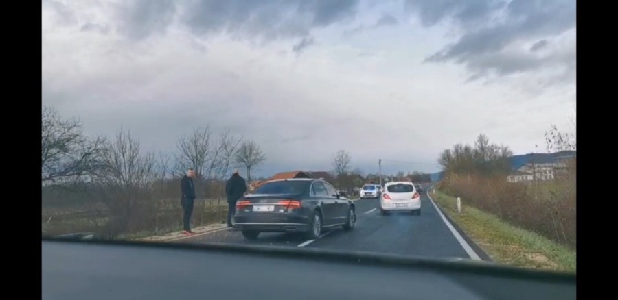 DODIKOVA PRATNJA IZAZVALA SAOBRAĆAJKU: Audijem izgurali auto u kanal (FOTO)