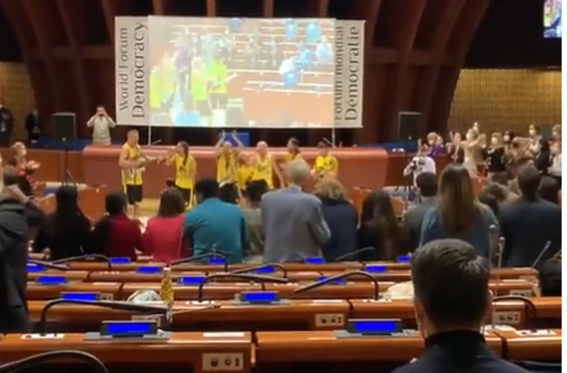 ŽURKA U SAVJETU EVROPE NA BOSANSKI NAČIN! Dubioza kolektiv rasplesala aktiviste i birokrate (VIDEO)