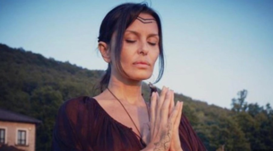 ELENA KARIĆ GOLIŠAVA IZVODI RITUAL I DRŽI SVIJEĆE U RUKAMA! Smrt me je natjerala da joj gledam pravo u oči uzimajući ono najdragocjenije