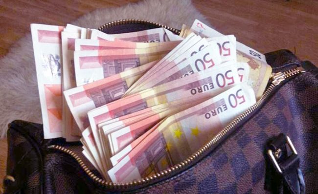GOST BEOGRADSKOG RESTORANA ZABORAVIO TORBICU SA 12.000 EVRA: Pokrenuta istraga koja je policiju odvela do neslućenog zapleta!