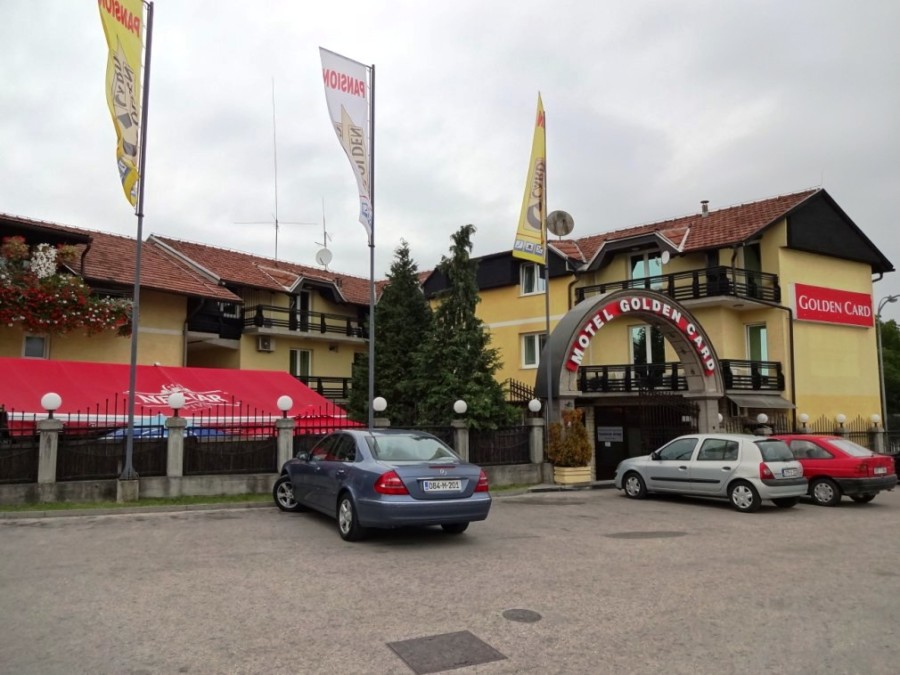 OVO MOŽE SAMO KOD NAS Privatnik u Banjaluci ukrao trotoar i naplaćivao parkiranje
