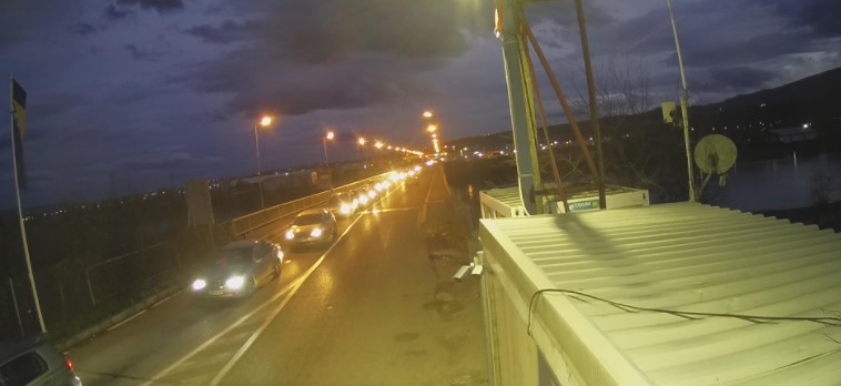 VOZAČI, NAORUŽAJTE SE STRPLJENJEM! Gužve na graničnim prelazima, a zbog snijega je prekinut saobraćaj OVDJE