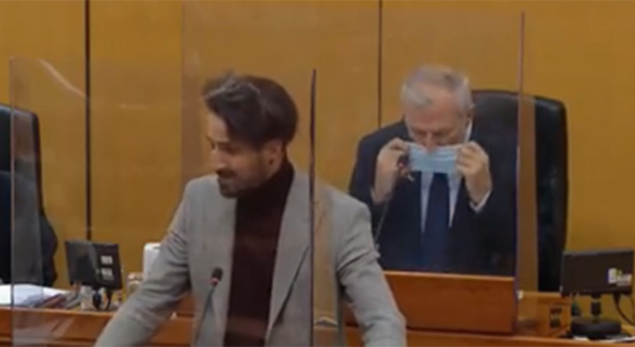 ODVRATNO! Poslanik HDZ-a PLJUNUO U MASKU tokom sjednice! (VIDEO)