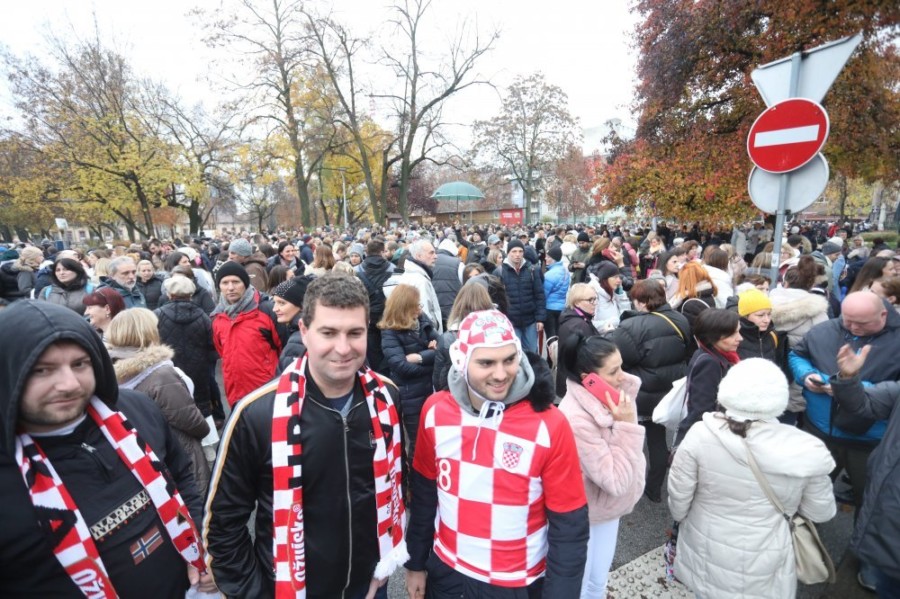 USTAŠKI POVICI NA PROTESTIMA koji nisu vezani za politiku! (FOTO)